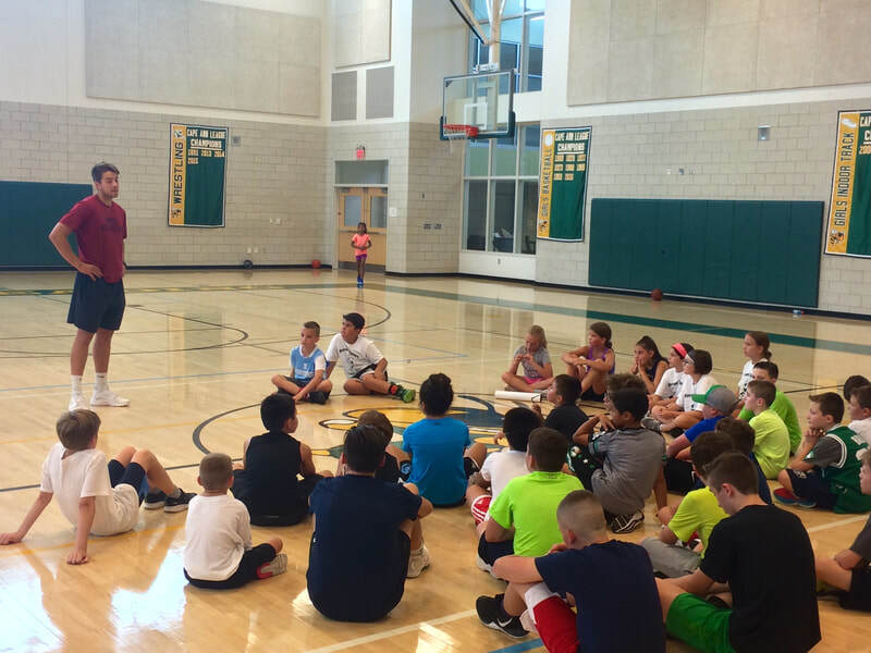 Mike Newton, Bates College Captain 2016 and member of their 2015 Sweet Sixteen team, speaks with the campers about the importance of perserverance.